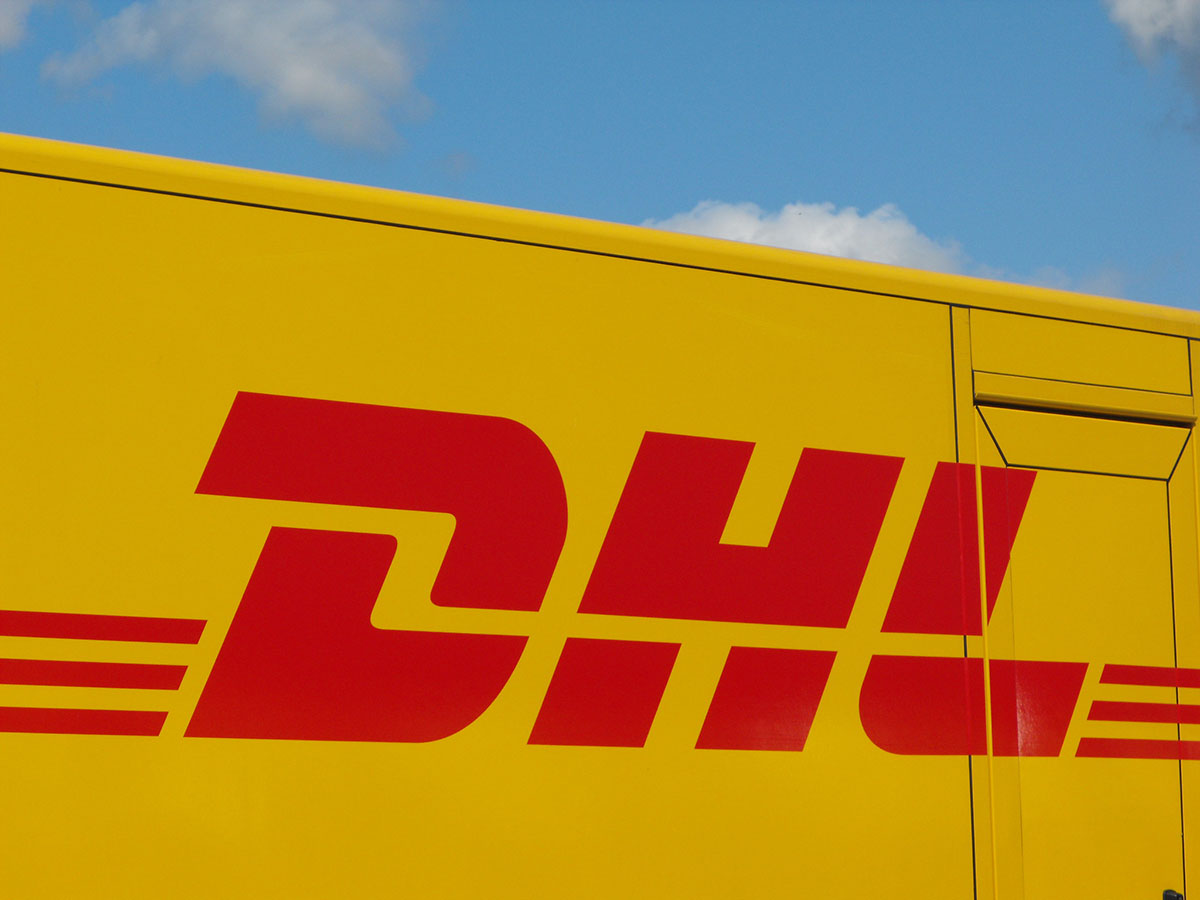 Dhl deutschland. DHL Supply Chain лого. ДТП DHL. Скотч DHL. DHL Россия.